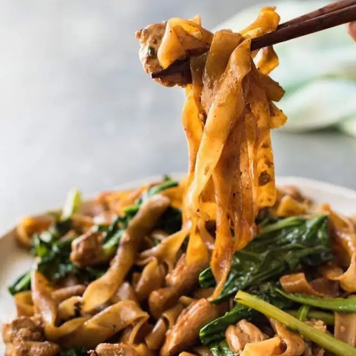 Pad See Ew (Tayland Usulü Soya Soslu Pirinç Eriştesi)