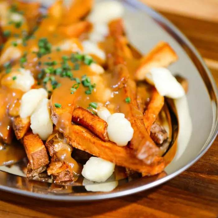Poutine (Kanada Usulü Peynirli Soslu Patates)