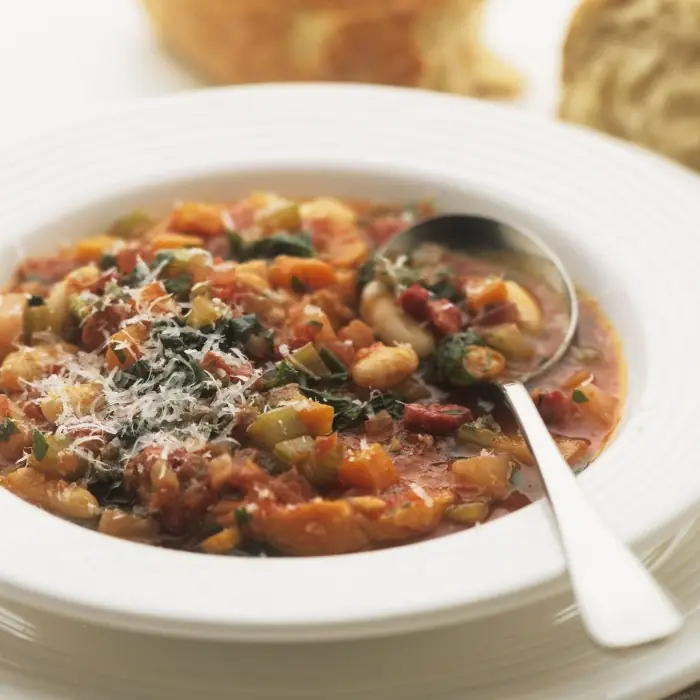 Ribollita (Toskana Usulü Ekmekli Sebze Çorbası)