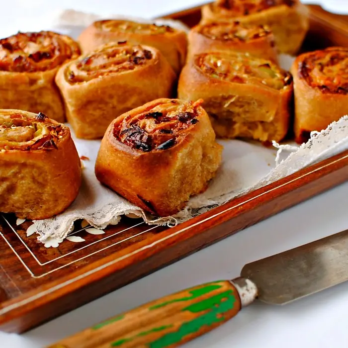 Chelsea Çörekleri (Tarçınlı Kuru Meyveli Çörek)