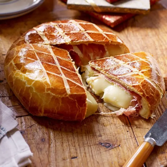 Prosciutto ve Briyoş Hamuruna Sarılı Brie