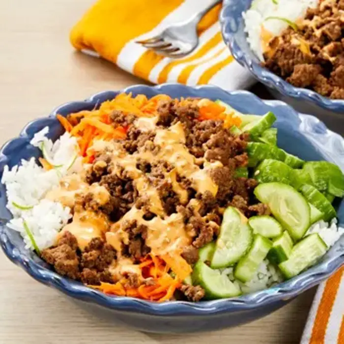 Dana Etli Banh Mi Kaseleri, Sriracha Mayonez, Havuç ve Turşu Salatalık