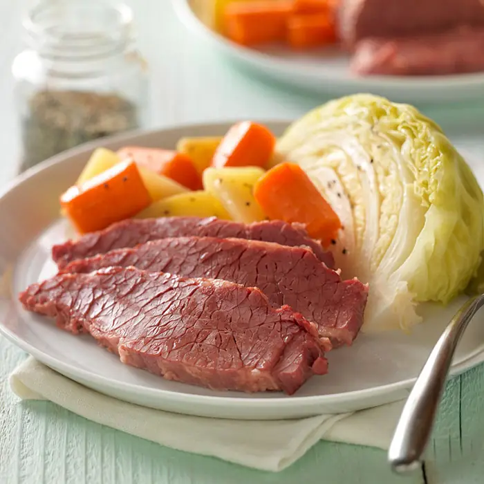 Konserve Dana Eti ve Lahana (Corned Beef and Cabbage)