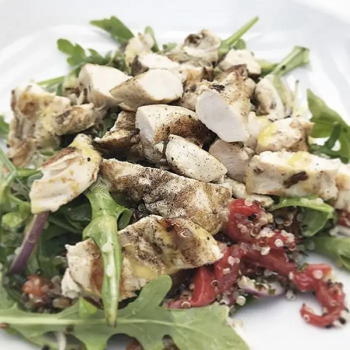 Tavuklu Kinoa Yunan Salatası