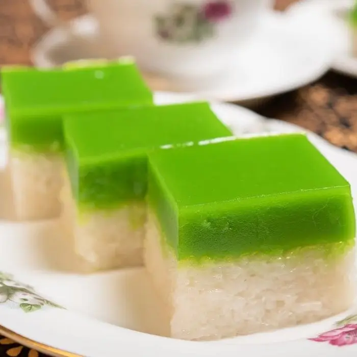 Seri Muka Kuih (Pandanlı Muhallebili Tatlı Pirinç Kek)