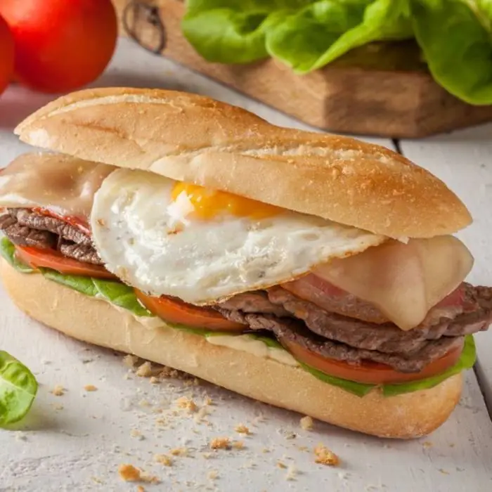 Chivito Uruguayo (Uruguay Usulü Biftekli Sandviç)