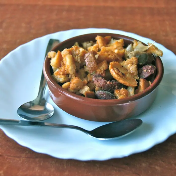 Migas (Kızarmış Ekmek Kırıntıları)