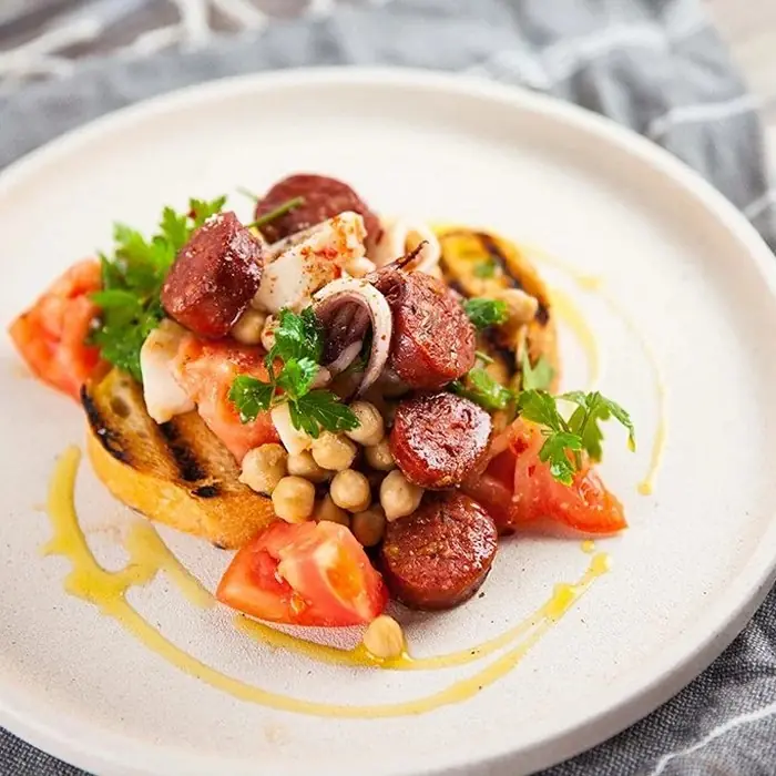 Kalamar, Nohut ve Chorizo Salatası