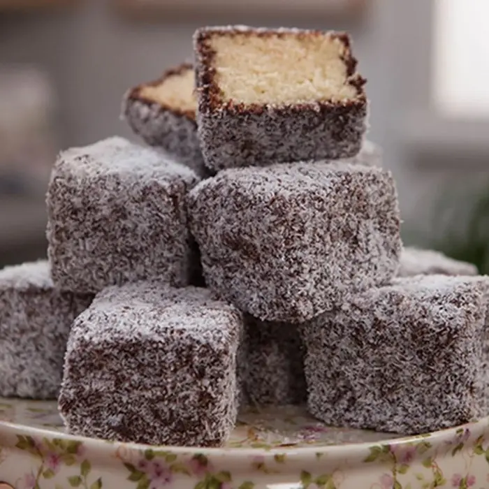 Lamington (Çikolatalı Hindistan Cevizli Kek)