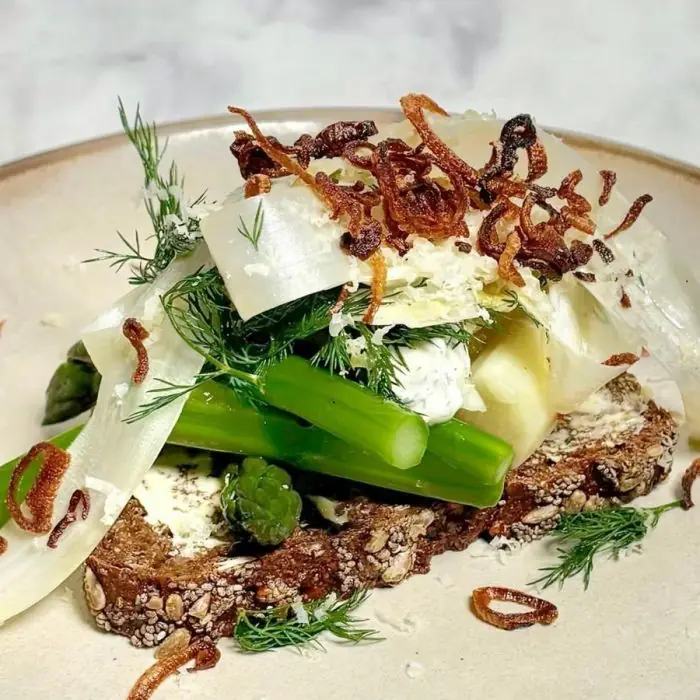 Kuşkonmazlı ve Yaban Turplu Kremalı İskandinav Smørrebrød (Açık Sandviç)