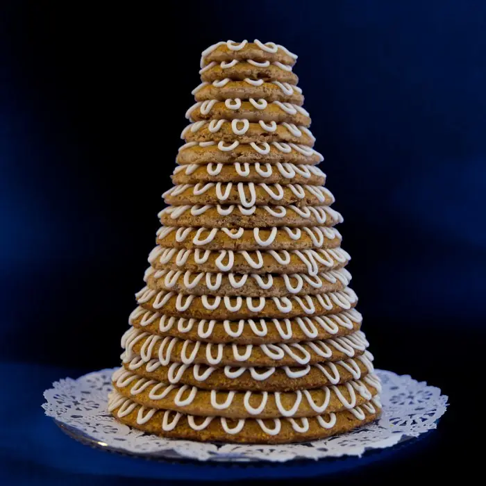 Otantik Norveç Kransekake (Badem Halkalı Kek)