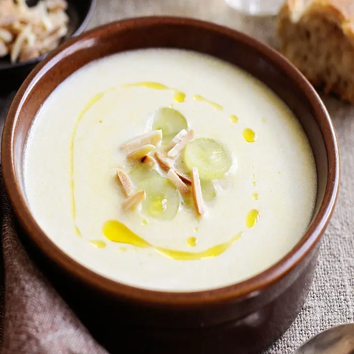 Ajo Blanco (Soğuk Sarımsaklı Badem Çorbası)