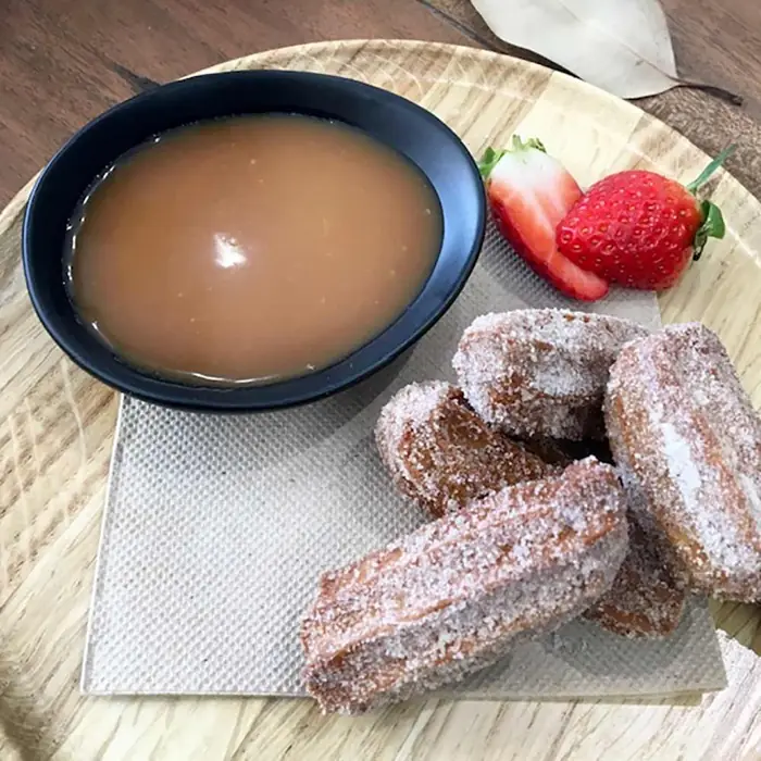 Çikolatalı ve Tuzlu Karamelli Çikolata Soslu Churros