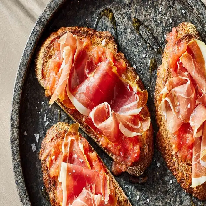 Jamón Serrano'lu İspanyol Domatesli Ekmek (Pan con Tomate)