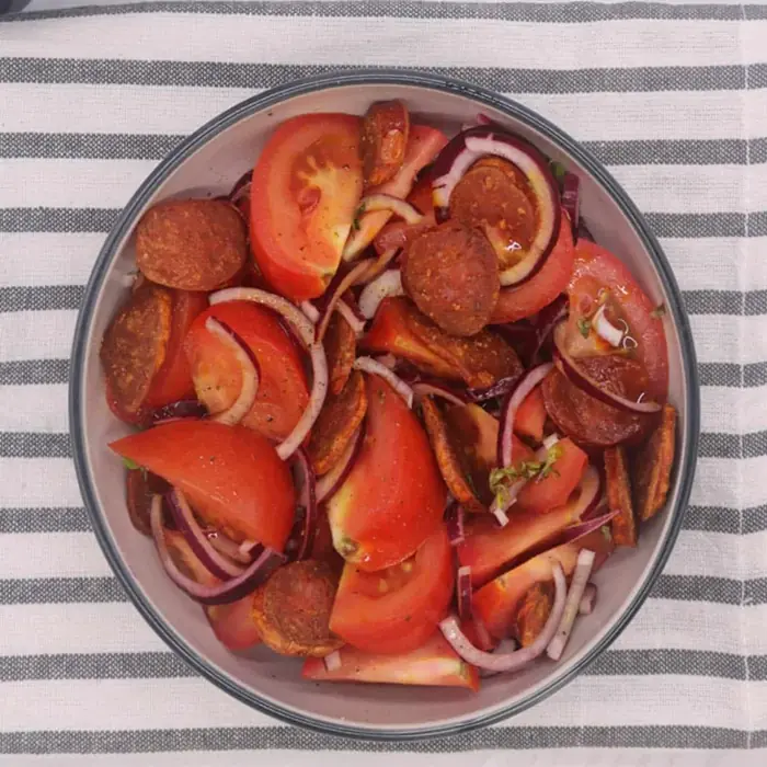 Chorizolu Domates Salatası