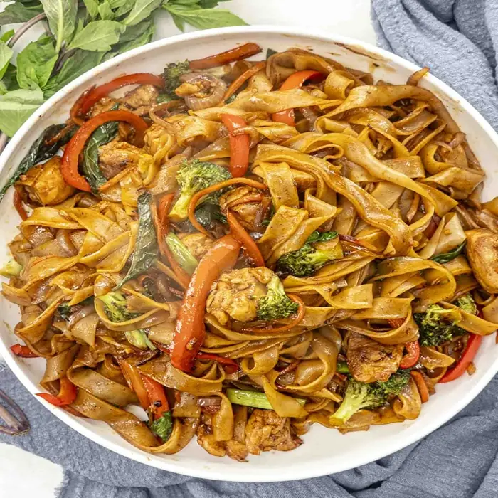 Drunken Noodles (Pad Kee Mao - Baharatlı Tay Eriştesi)