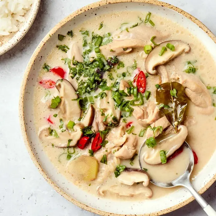Tom Kha Gai (Hindistan Cevizli Tavuk Çorbası)