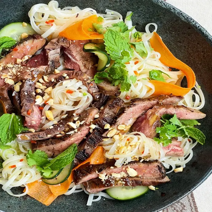 Biftekli Vietnam Usulü Erişte Salatası