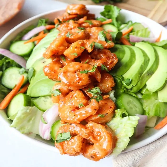 Bang Bang Karides Salatası (Fıstık Soslu Karides Salatası)