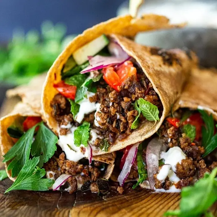 Baharatlı Kuzu Dürüm, Çıtır Salata ve Acılı Mayonez ile