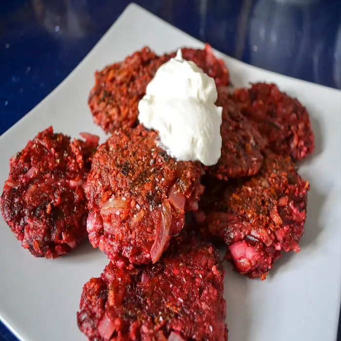 Pancarlı Latkes (Patates Kızartması Usulü Pancar Köftesi)
