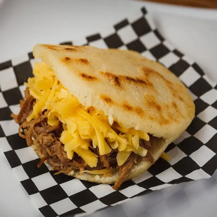 Arepa Pelua (Didiklenmiş Etli Mısır Ekmeği)