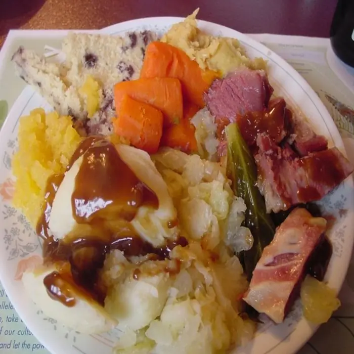 Jiggs Dinner (Newfoundland Usulü Tuzlu Dana ve Sebze Yemeği)