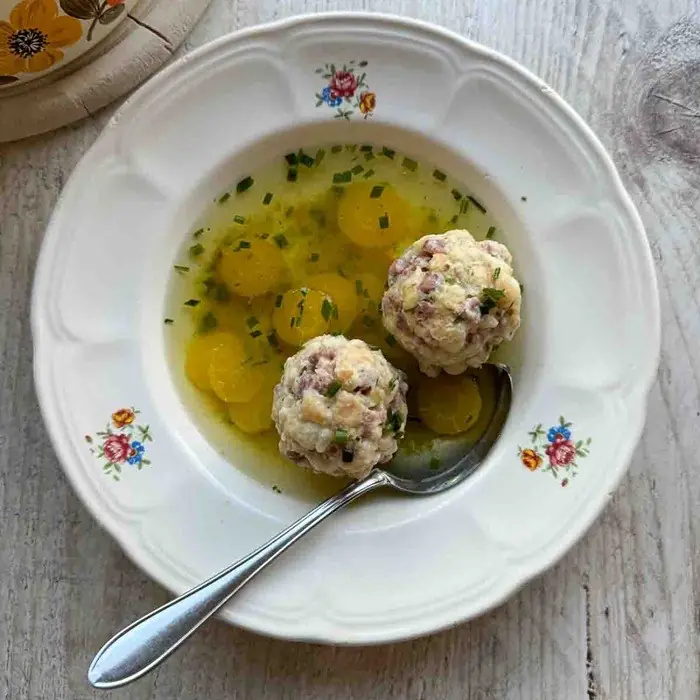 Tirol Usulü Hamur Köfteleri (Tiroler Knödel)