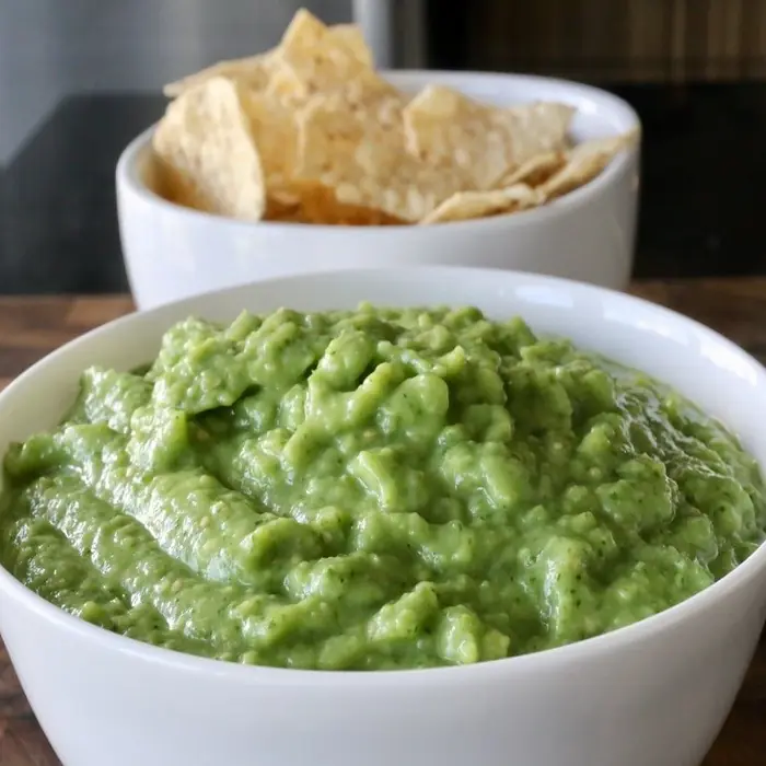 Ají de Aguacate (Kolombiya Usulü Acılı Avokado Sosu)