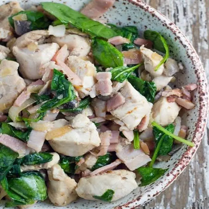 Mantarlı ve Pastırmalı Tavuk Salatası