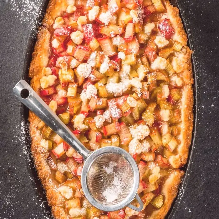 Lor Peynirli ve Ravandlı Tatlı Rulo Börek (Quark and Rhubarb Pie)